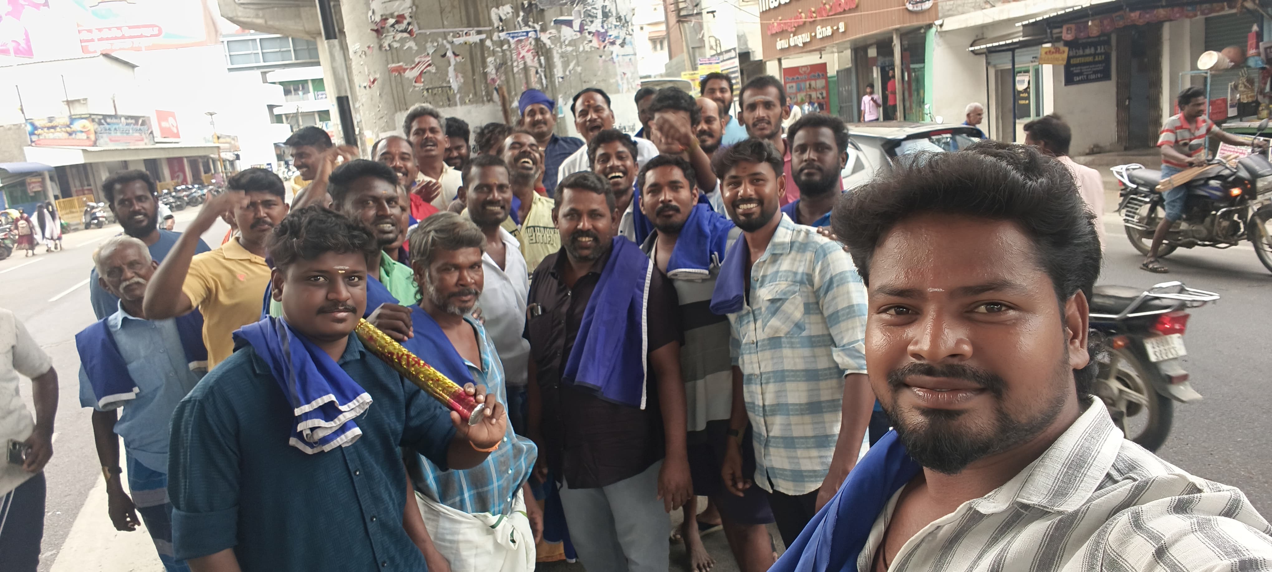 தொழிலாளர் தினத்தில் சுமை தூக்கும் சங்கத்தினர் கொண்டாட்டம்