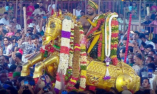 மதுரை கள்ளழகர் பச்சை துண்டு அணிந்து வந்தார்