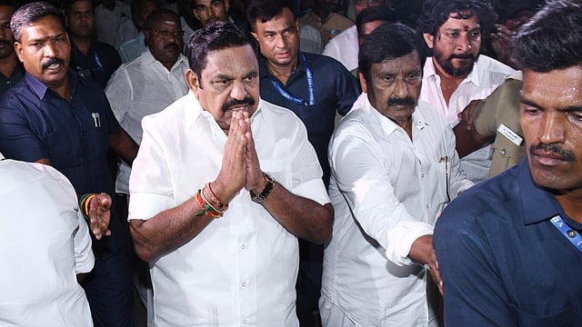 புதுச்சேரி வந்தடைந்தார் இபிஎஸ்: அதிமுக எம்எல்ஏக்களுடன் முக்கிய ஆலோசனை